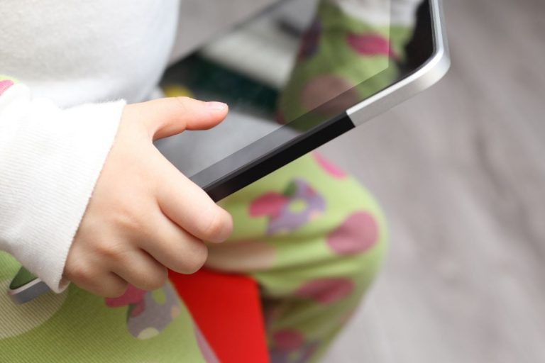 Reducing Screen Time Child with iPad - Reducing Screen Time - Your Early Learning Centre