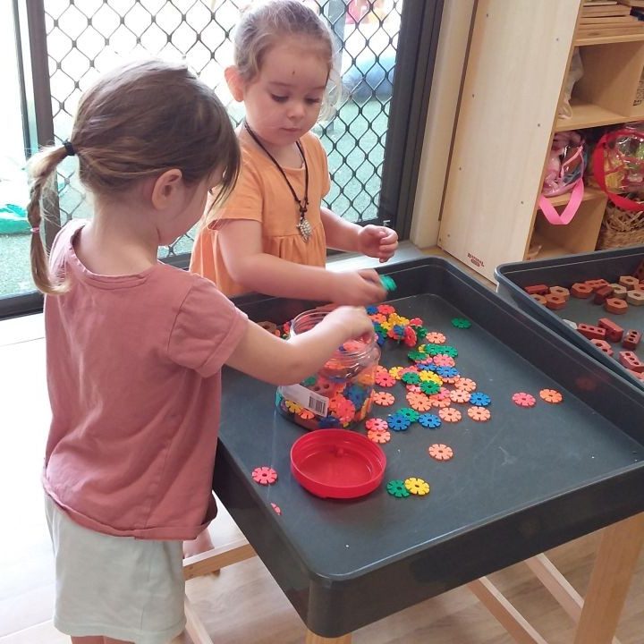 Children playing with flower building blocks | Your ELC blog image